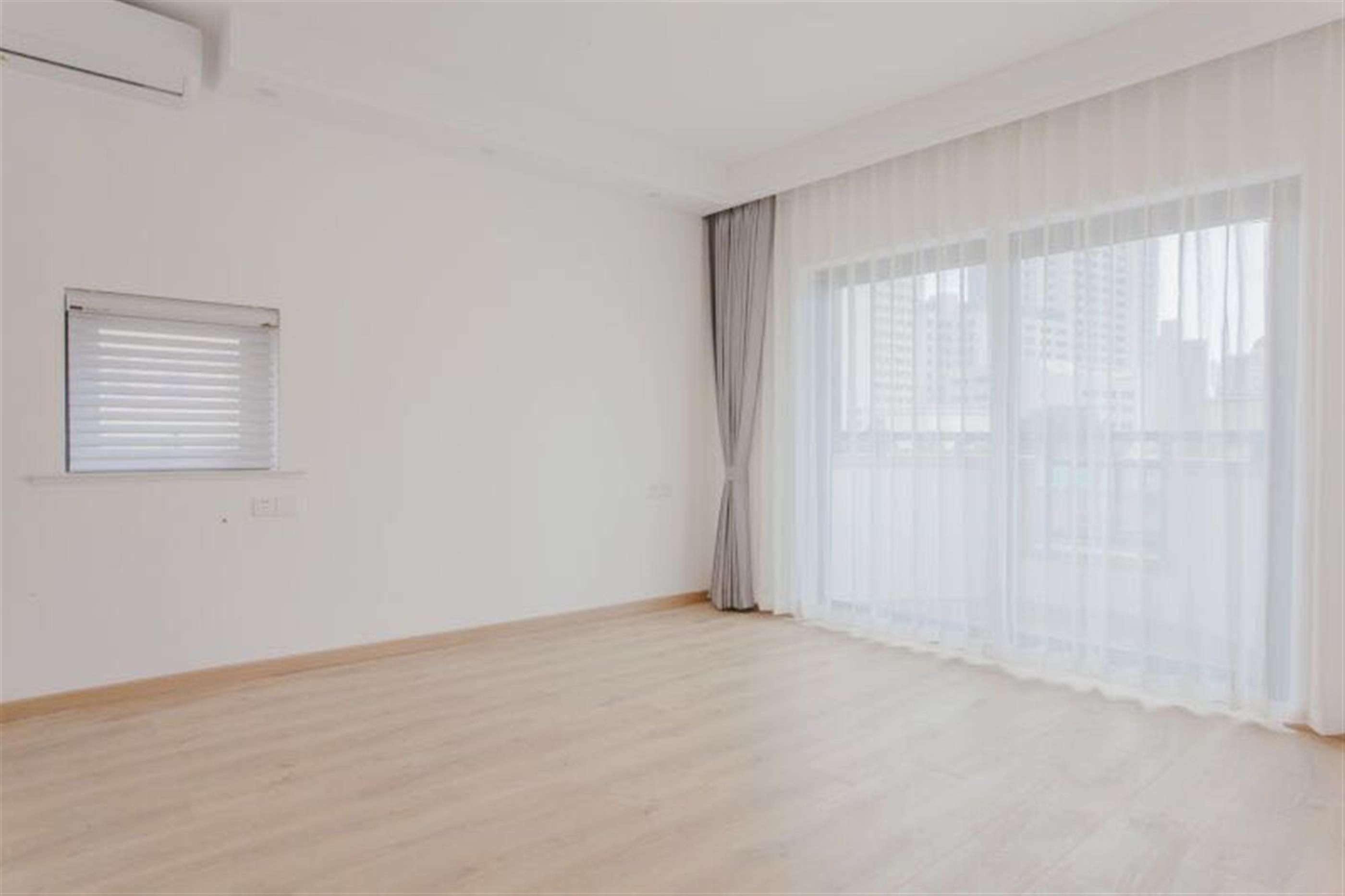 sunny rooms Newly Renovated Spacious 3BR Apt Nr Parks & Ln 2/11 for Rent in Shanghai