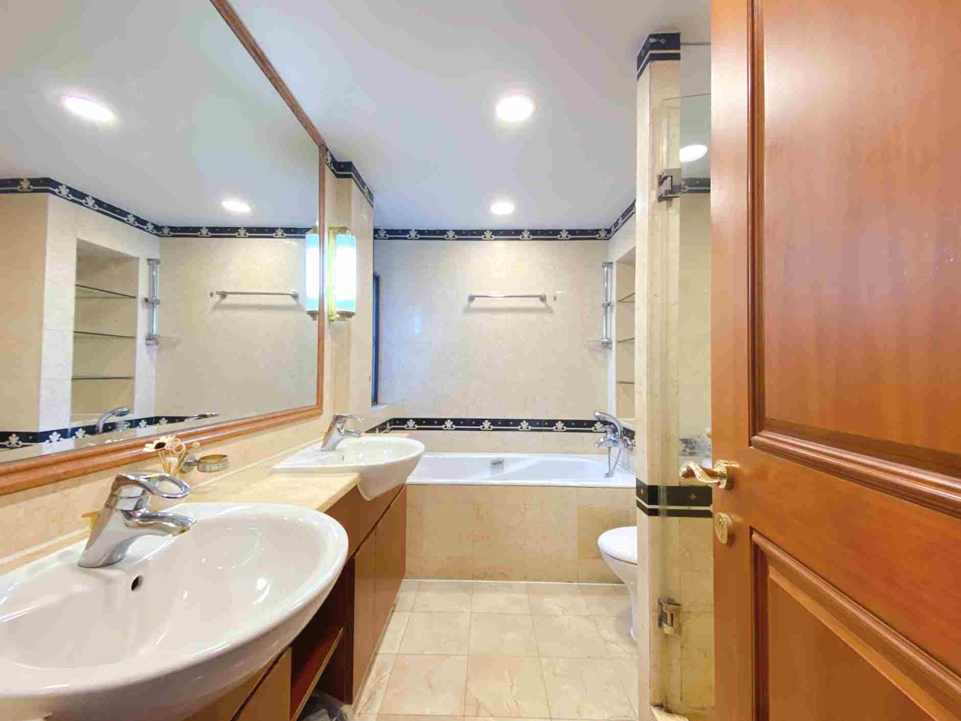 Twin sinks Elegant Newly Renovated FFC 4BR The Summit Apt Nr Ln 1/7 for Rent in Shanghai