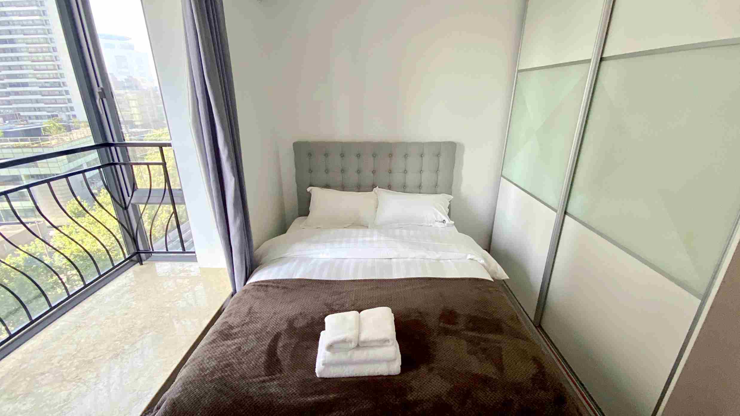 New Bed Elegant Newly Renovated FFC 4BR The Summit Apt Nr Ln 1/7 for Rent in Shanghai