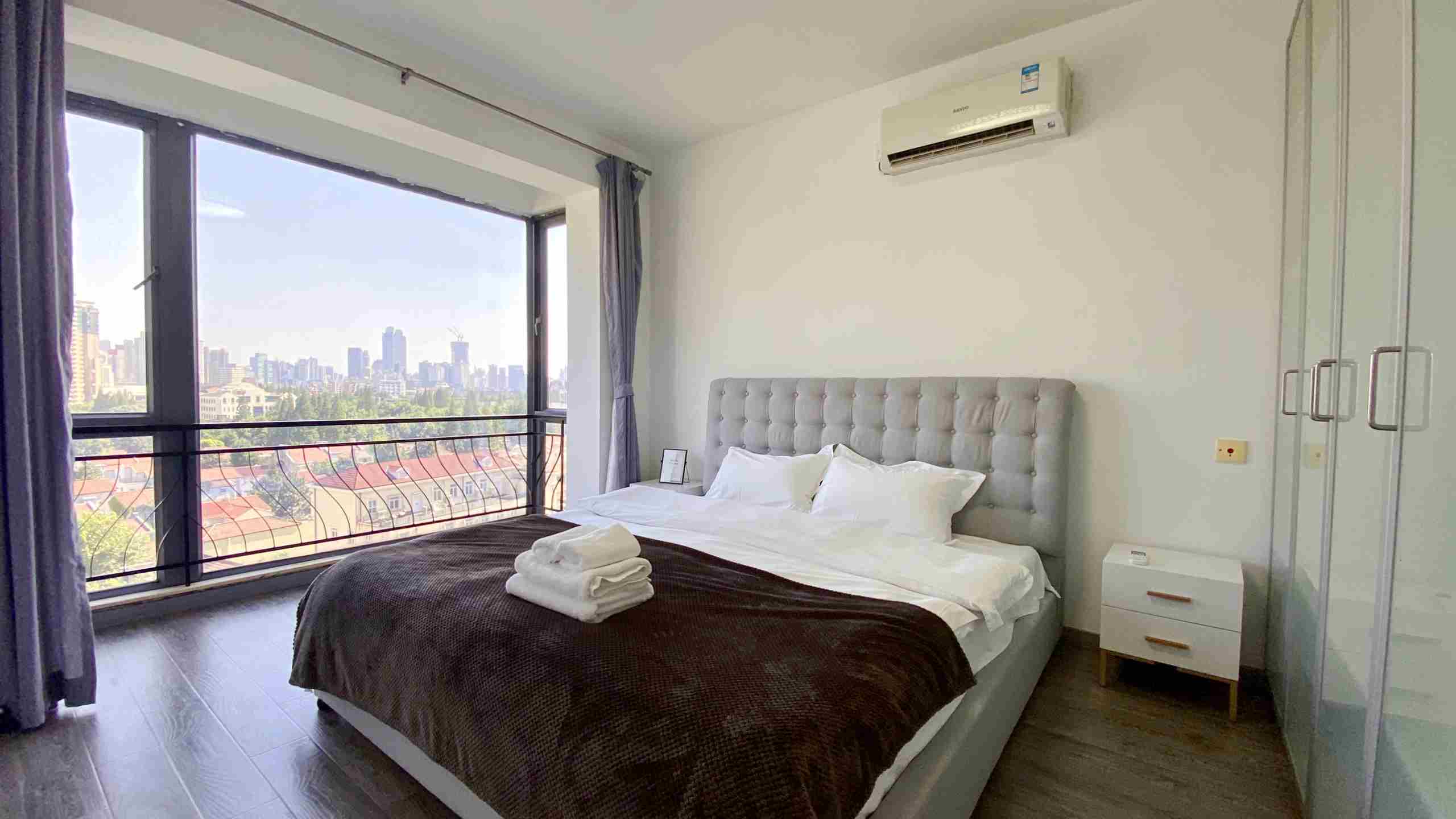 bright windows Elegant Newly Renovated FFC 4BR The Summit Apt Nr Ln 1/7 for Rent in Shanghai