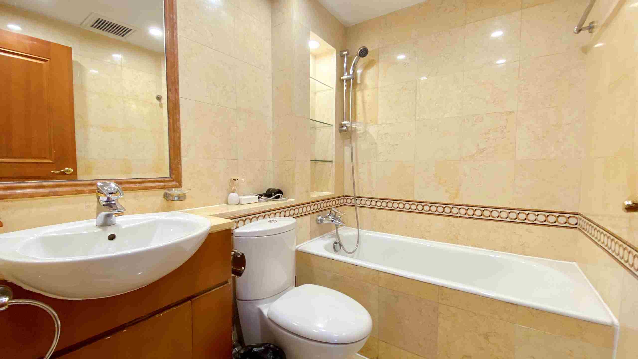 Bathtub Elegant Newly Renovated FFC 4BR The Summit Apt Nr Ln 1/7 for Rent in Shanghai