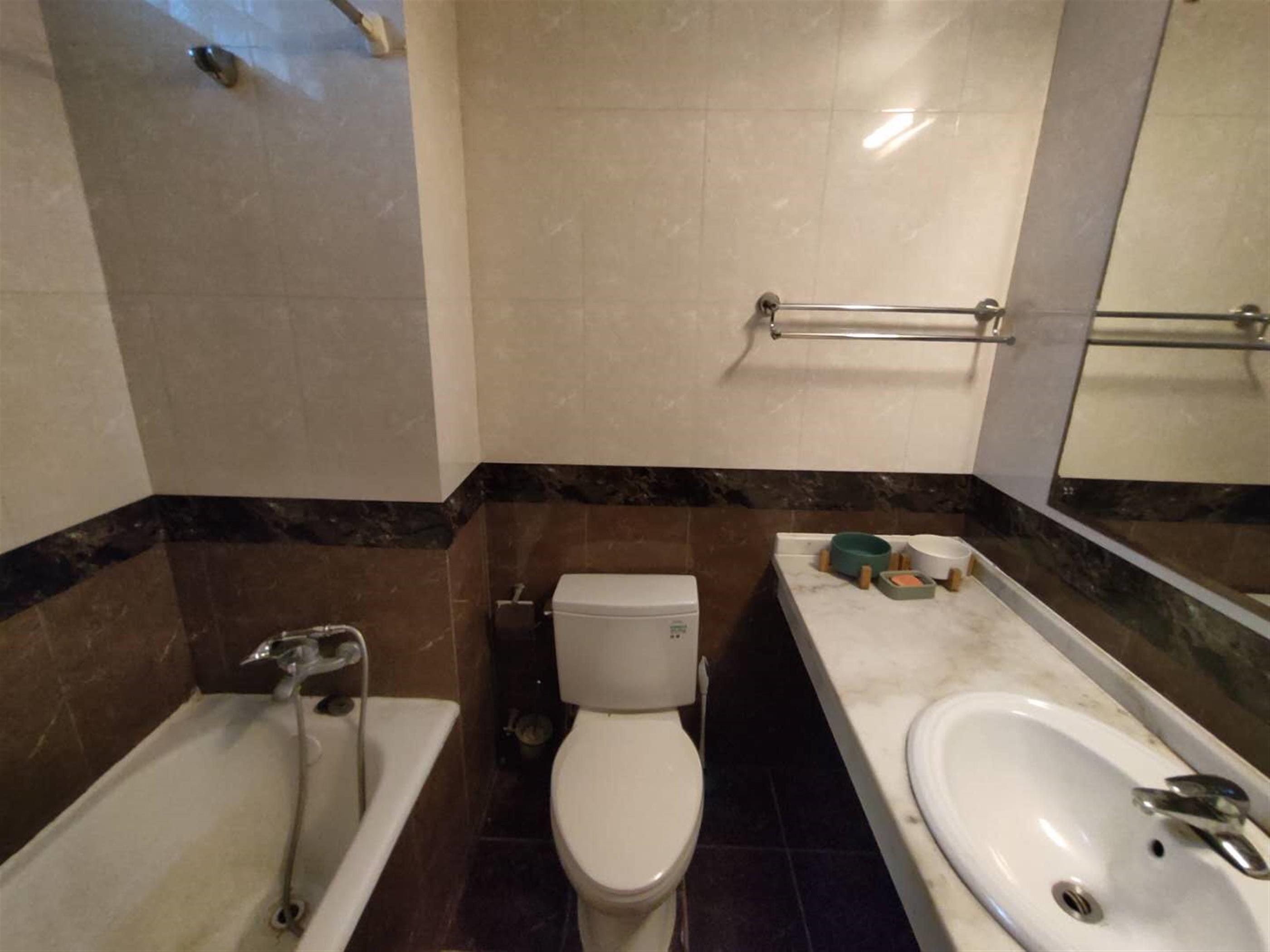 bathtub 3-Floor 3BR Lane House Nr Ln 2/12/13 for Rent in Shanghai