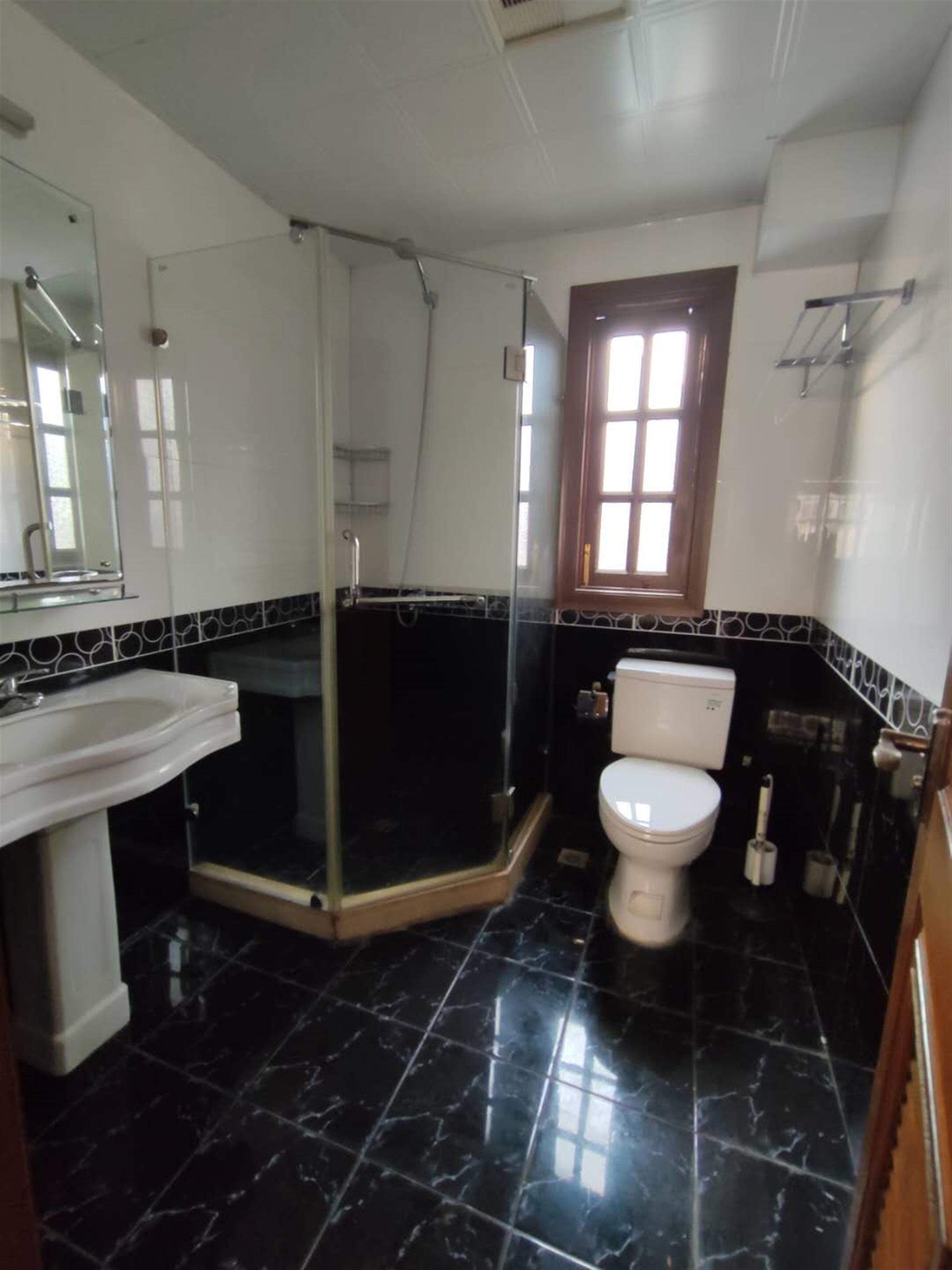 shower 3-Floor 3BR Lane House Nr Ln 2/12/13 for Rent in Shanghai