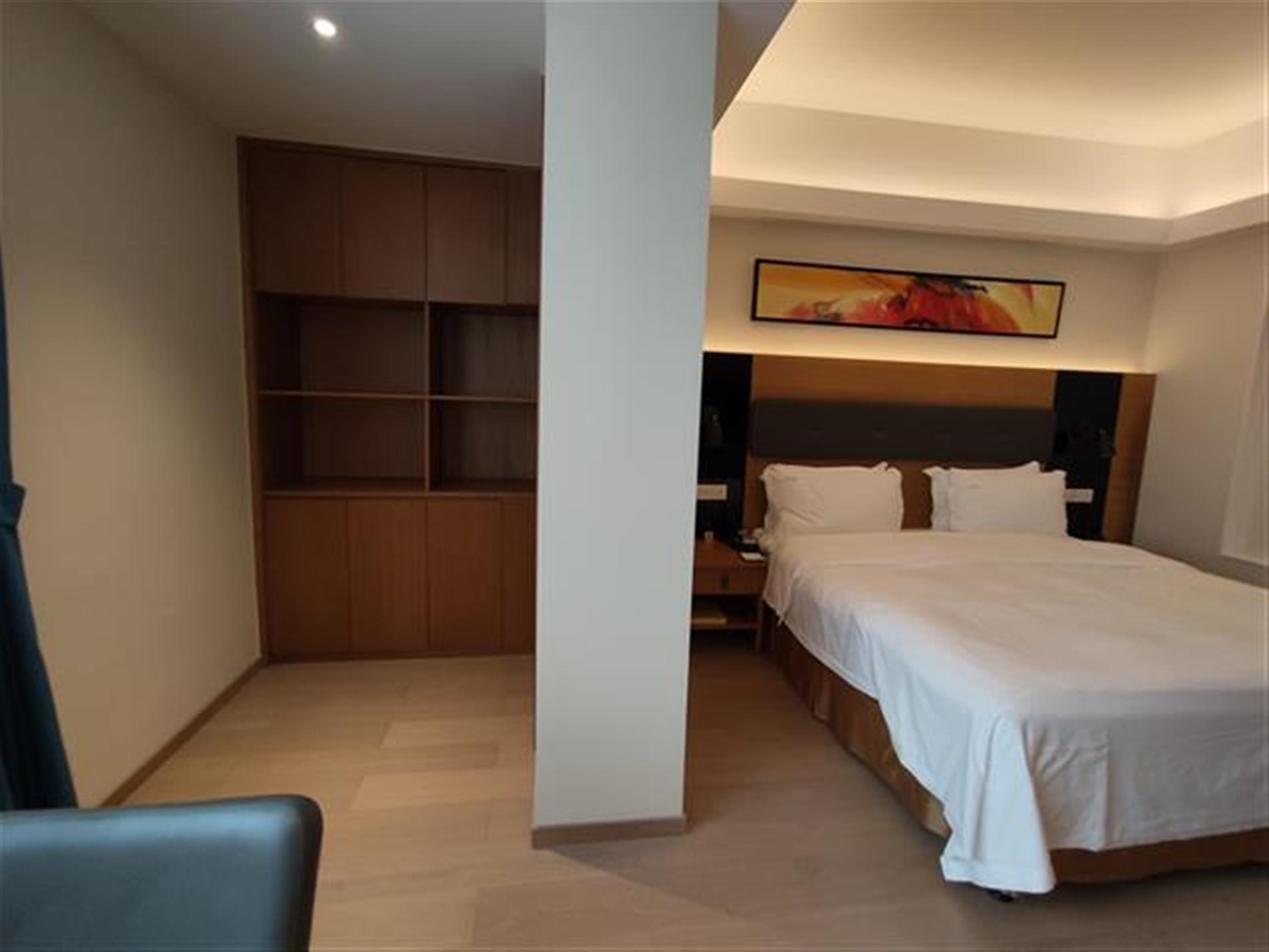 housekeeping Convenient Newly-Renovated Business Suite Studio Service Apts Nr LN 2 for Rent in Shanghai