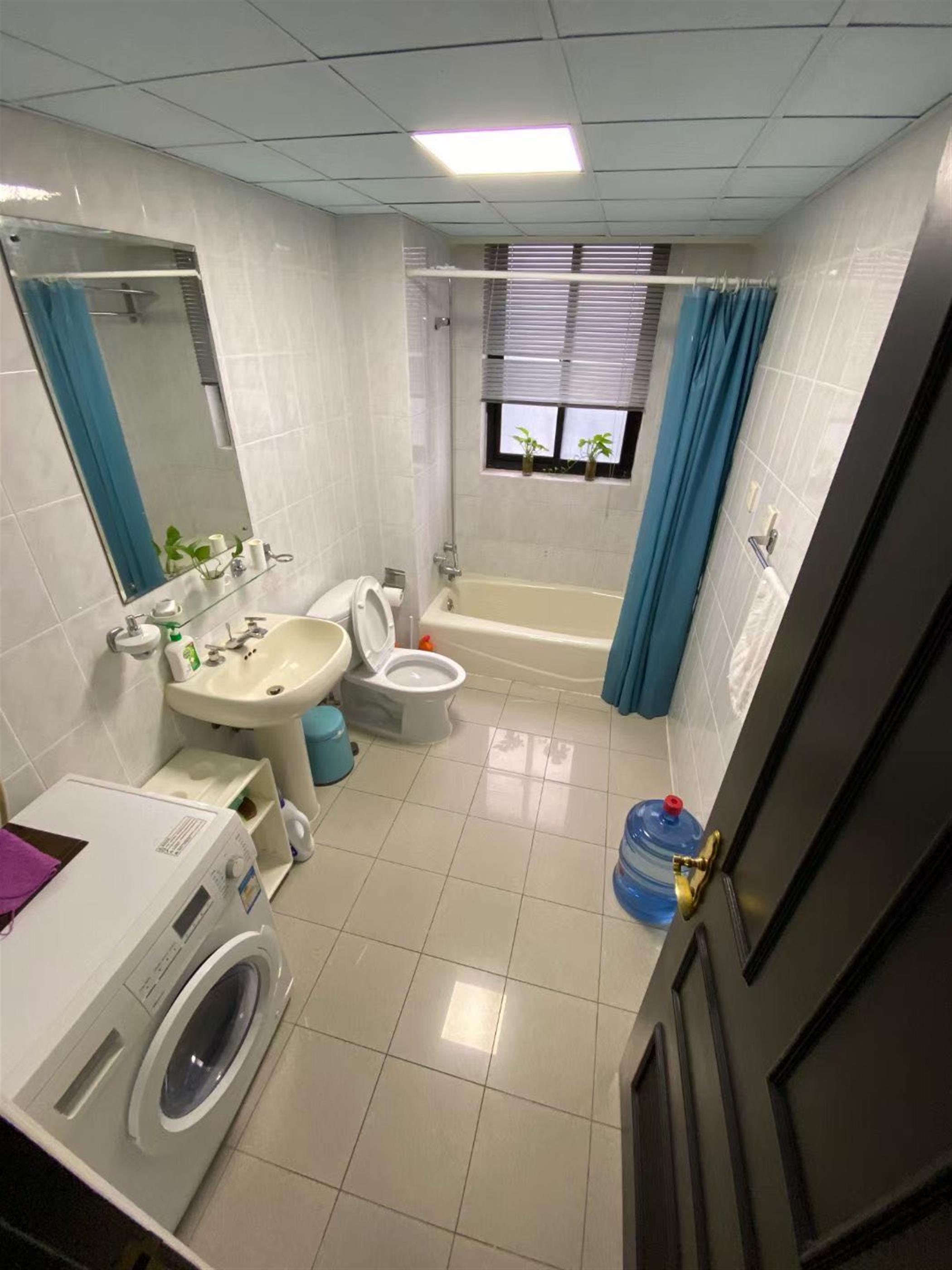 bathtub Large 3BR FFC Lane House Office/Apt Nr LN 10/11 for Rent in Shanghai