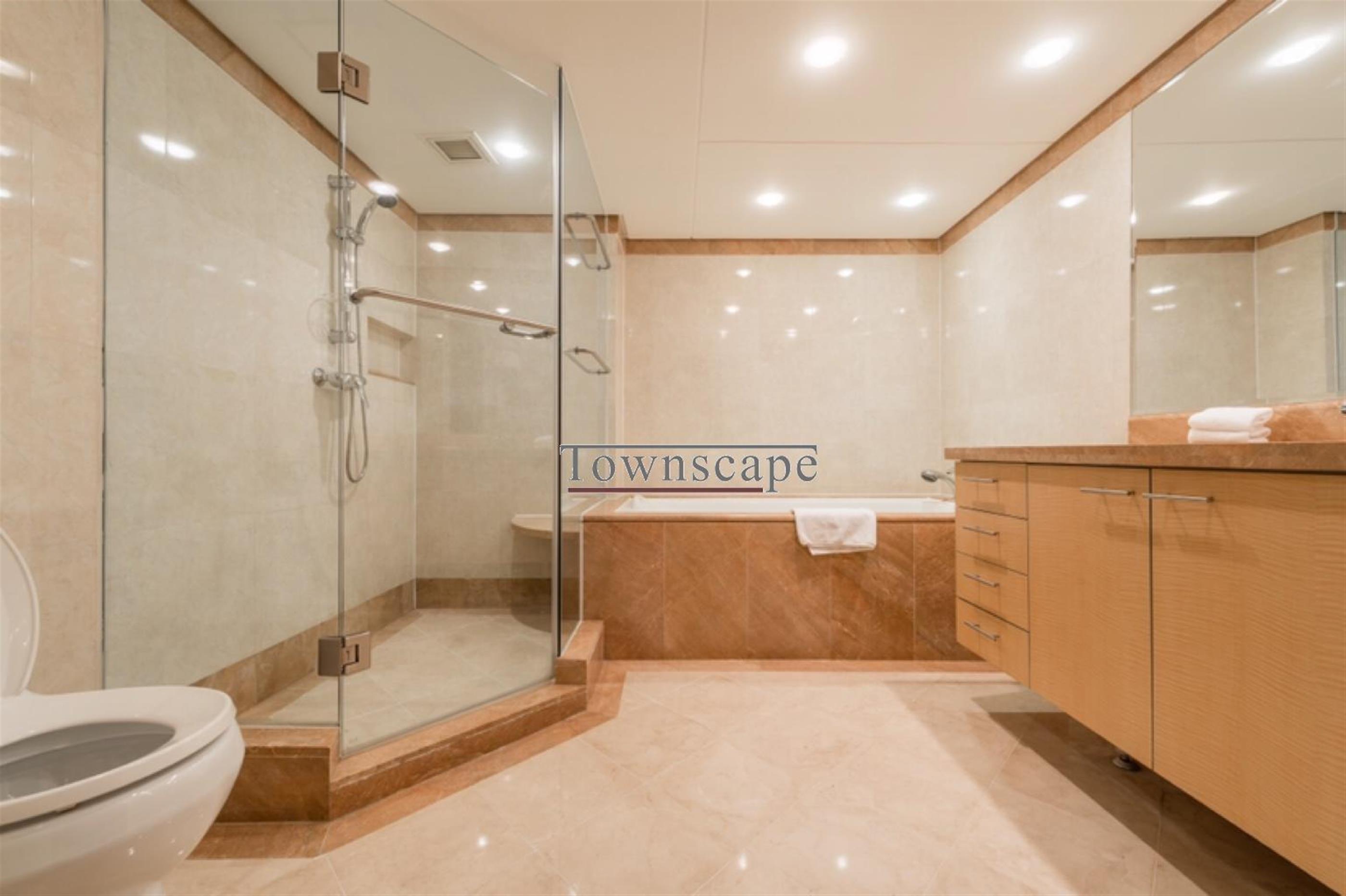 Large bathtub Deluxe Luxury 4BR Jing’an Service Apartments Nr LN 2 for Rent in Shanghai
