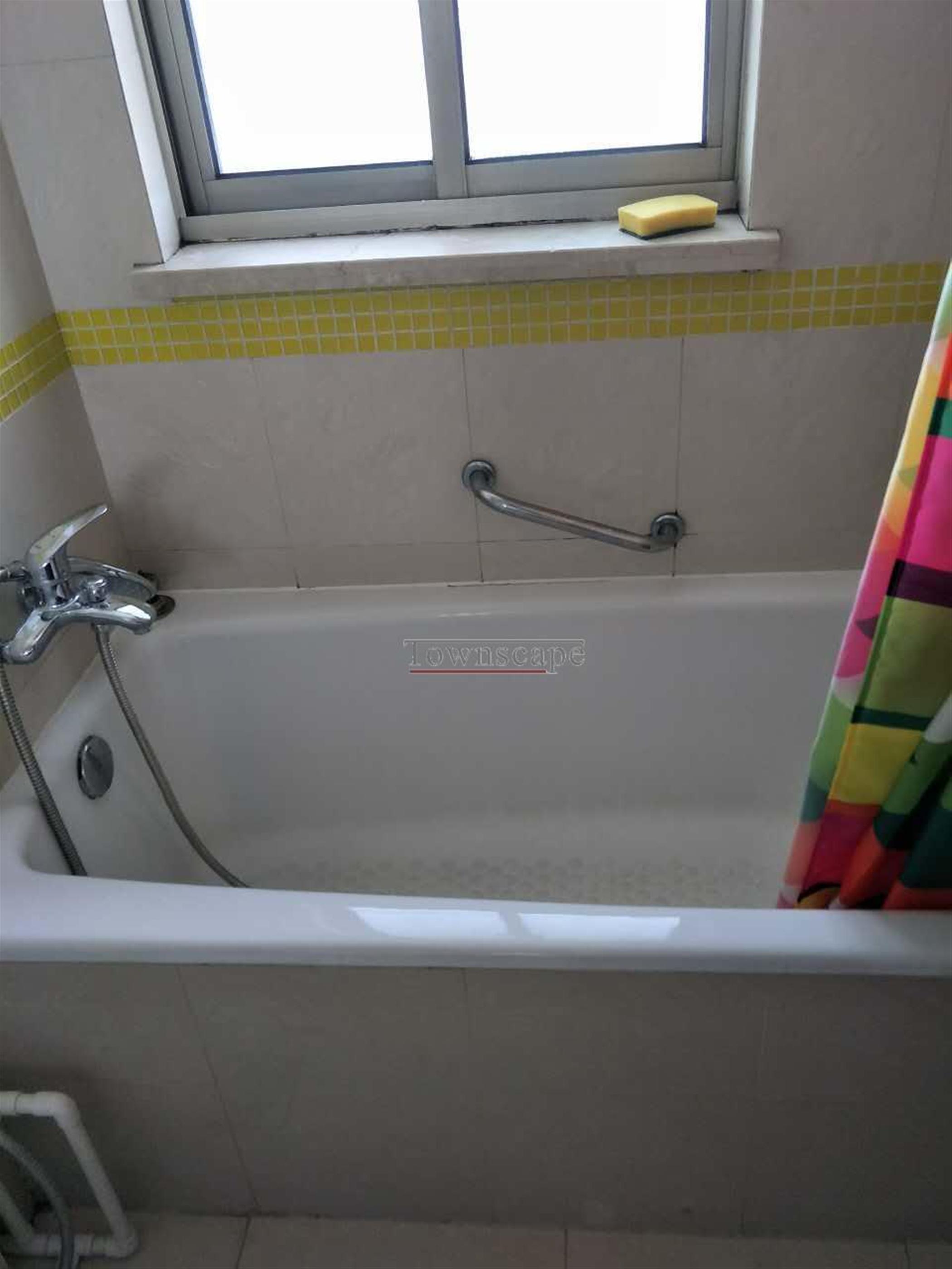 bathtub Fantastic Xinhua Road Apt Nr LN 3/4/10/11 for Rent in Shanghai