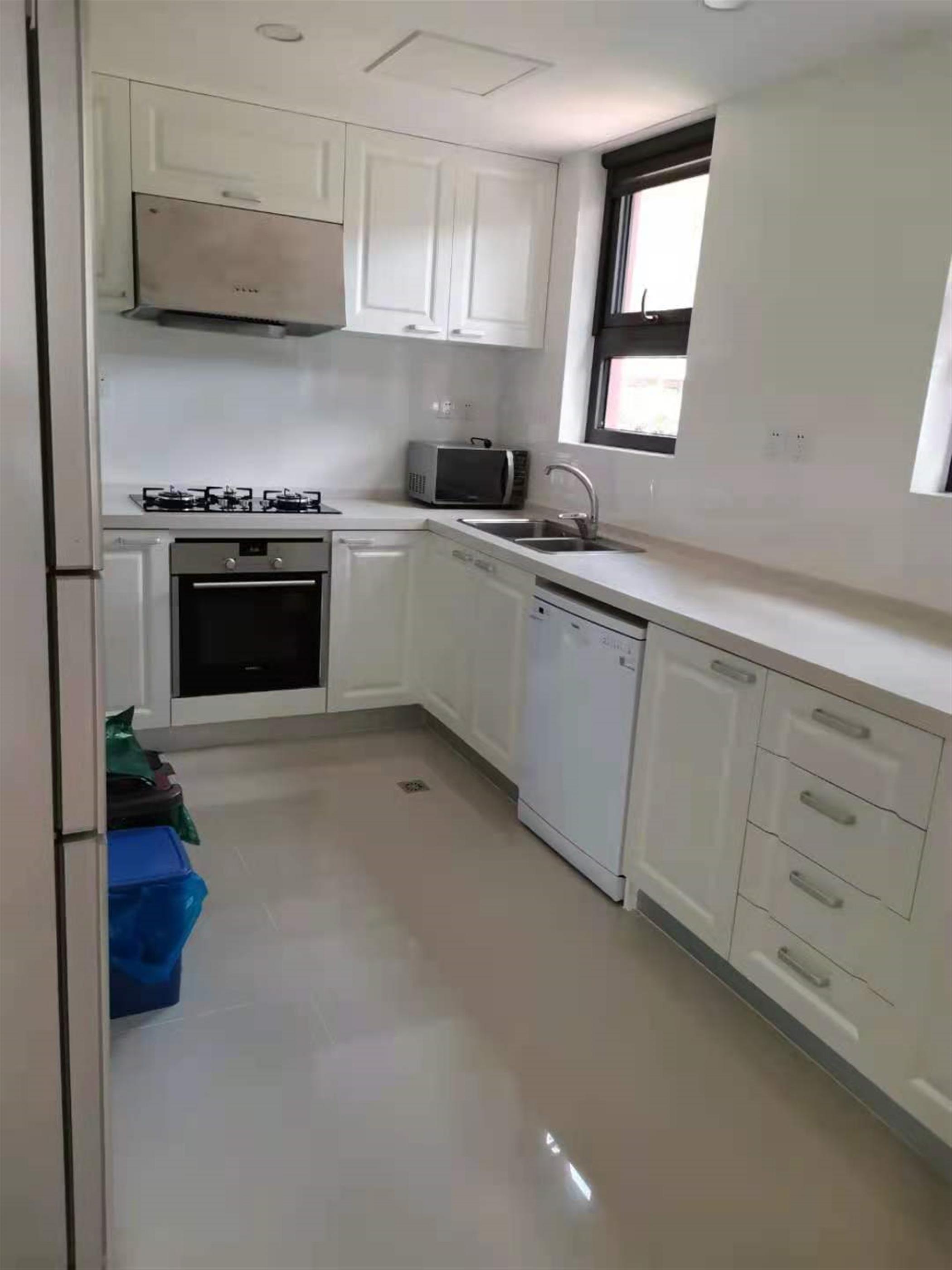 Large Kitchen Bright Spacious Convenient 4BR Villa nr LN 10 for Rent near Shanghai Zoo