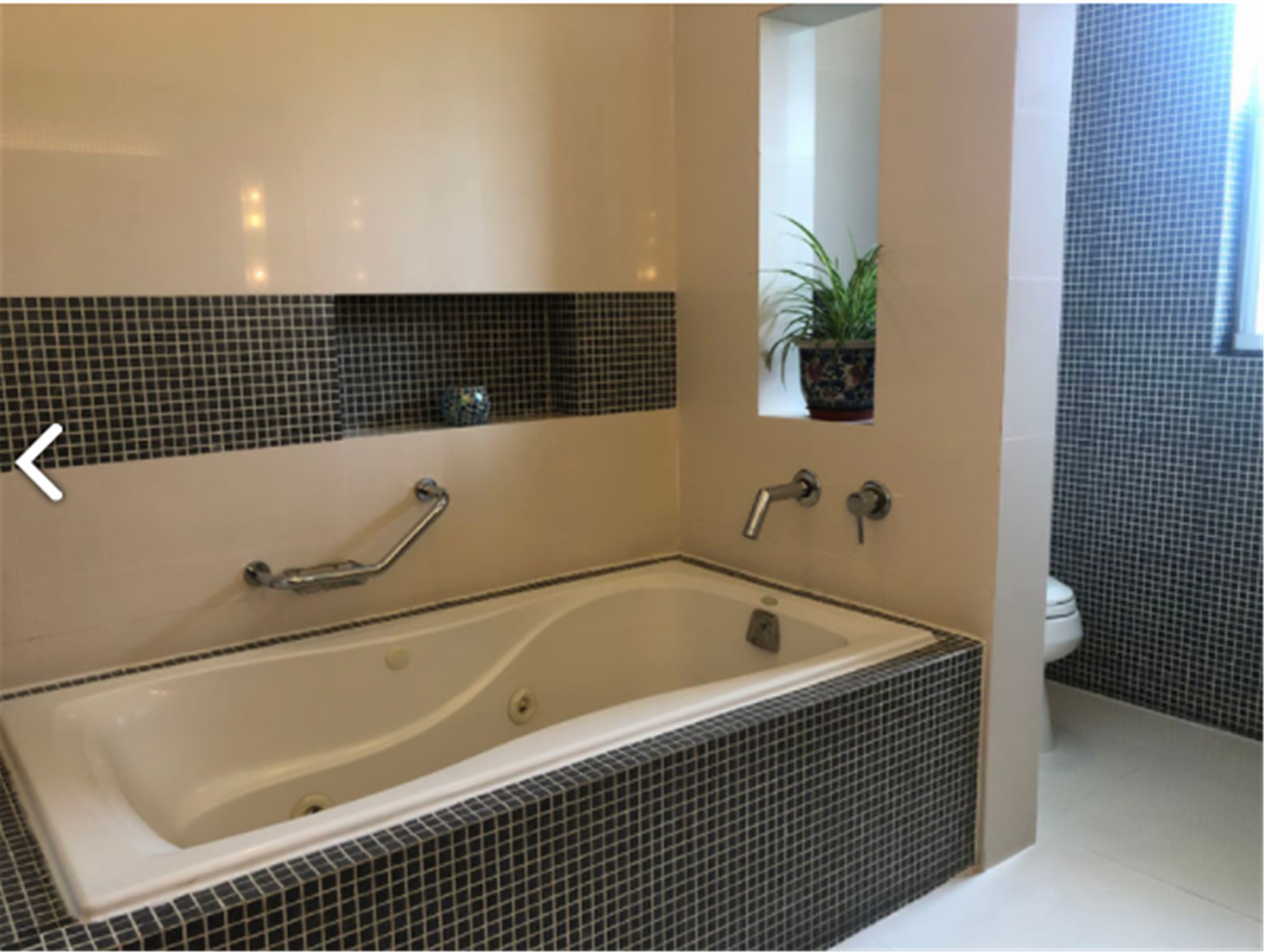 bathtub Spacious Convenient 4BR Lux Garden Villa nr LN 10 Shanghai Zoo for Rent