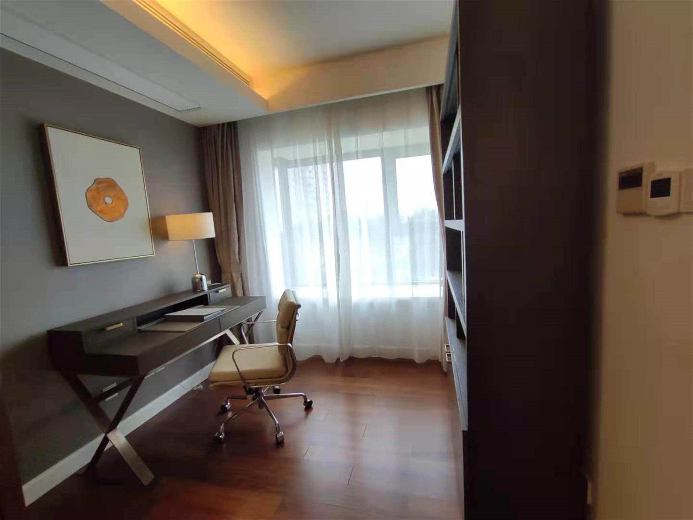 office Luxurious FFC 3BR+Office Service Apartment nr LN 1/9/10/12 for Rent in Shanghai