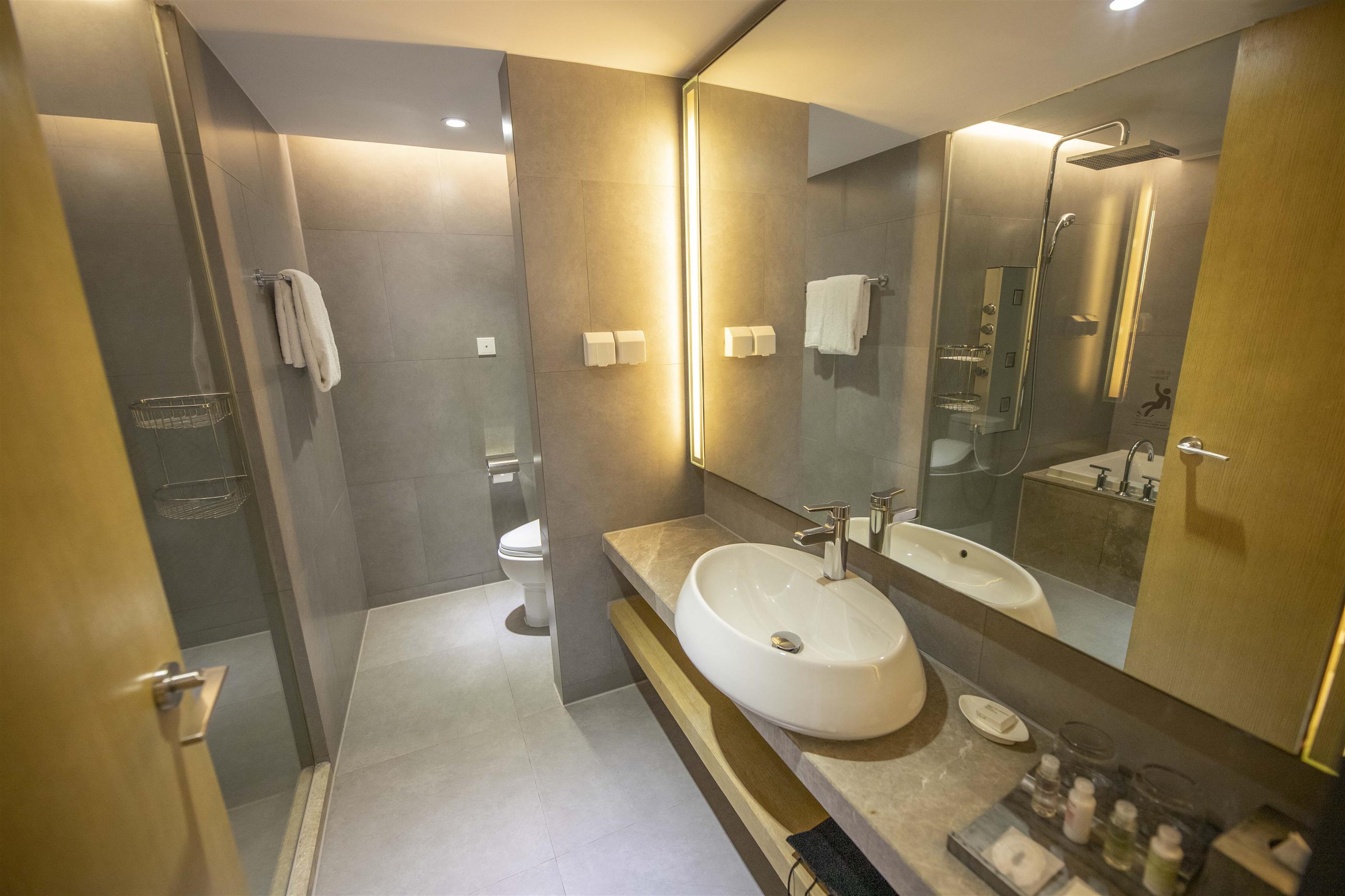 bathtub Luxurious Xintiandi 3BR Service Apartment nr LN 8/10/13 for Rent in Shanghai