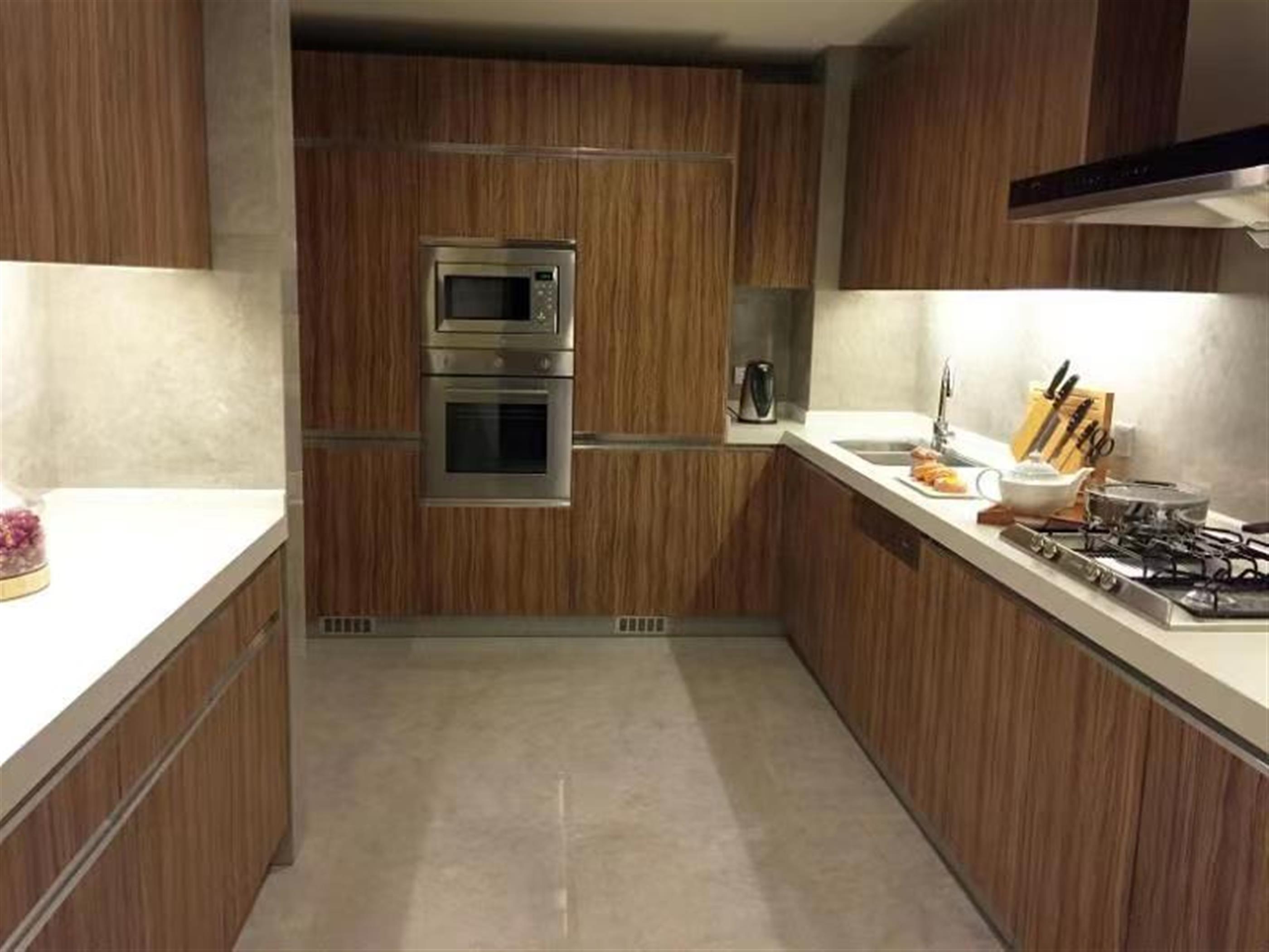 Oven Luxurious FFC 2BR+Office Service Apartment nr LN 1 for Rent in Shanghai