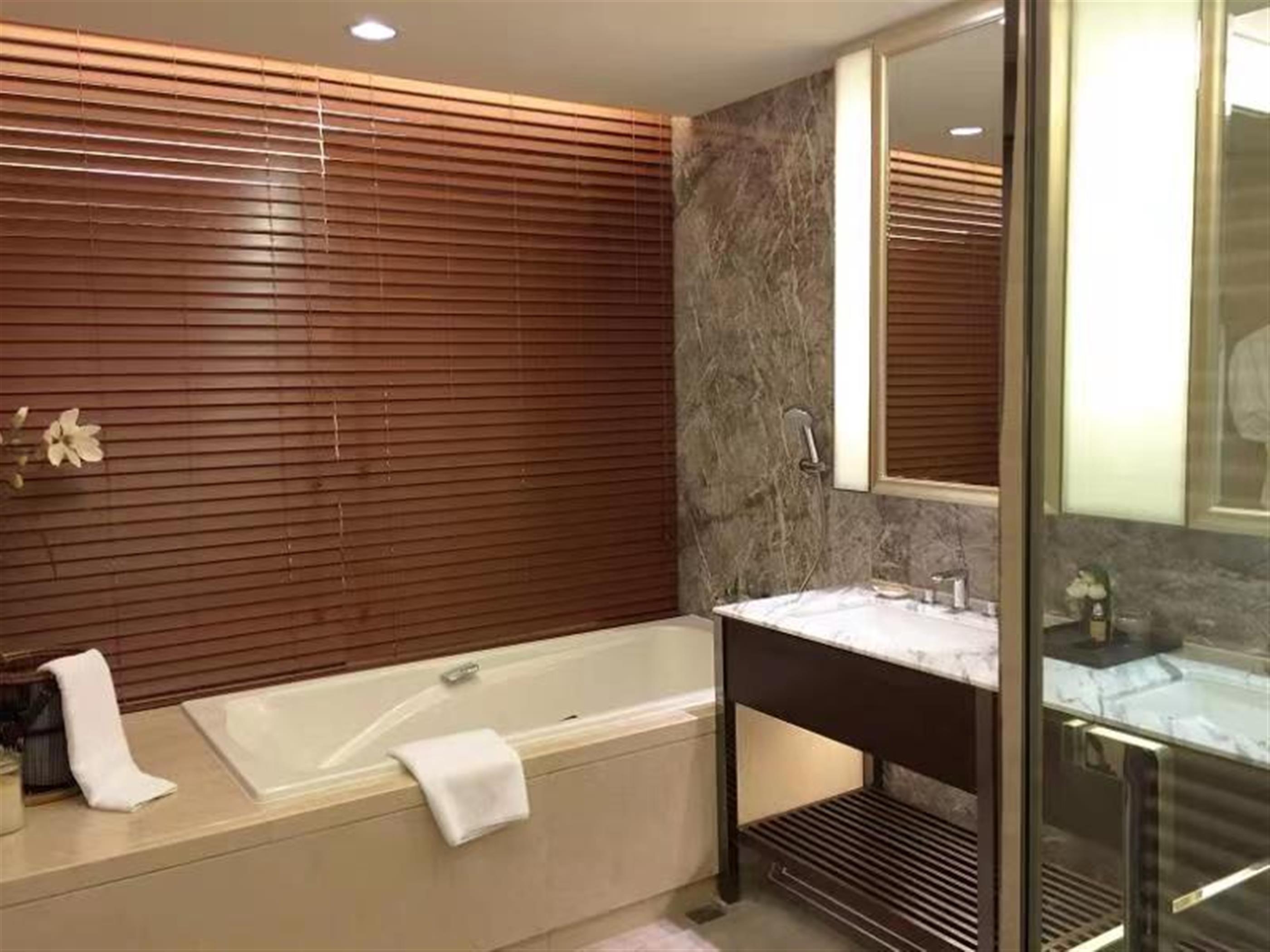 bathtub Luxurious FFC 2BR+Office Service Apartment nr LN 1 for Rent in Shanghai