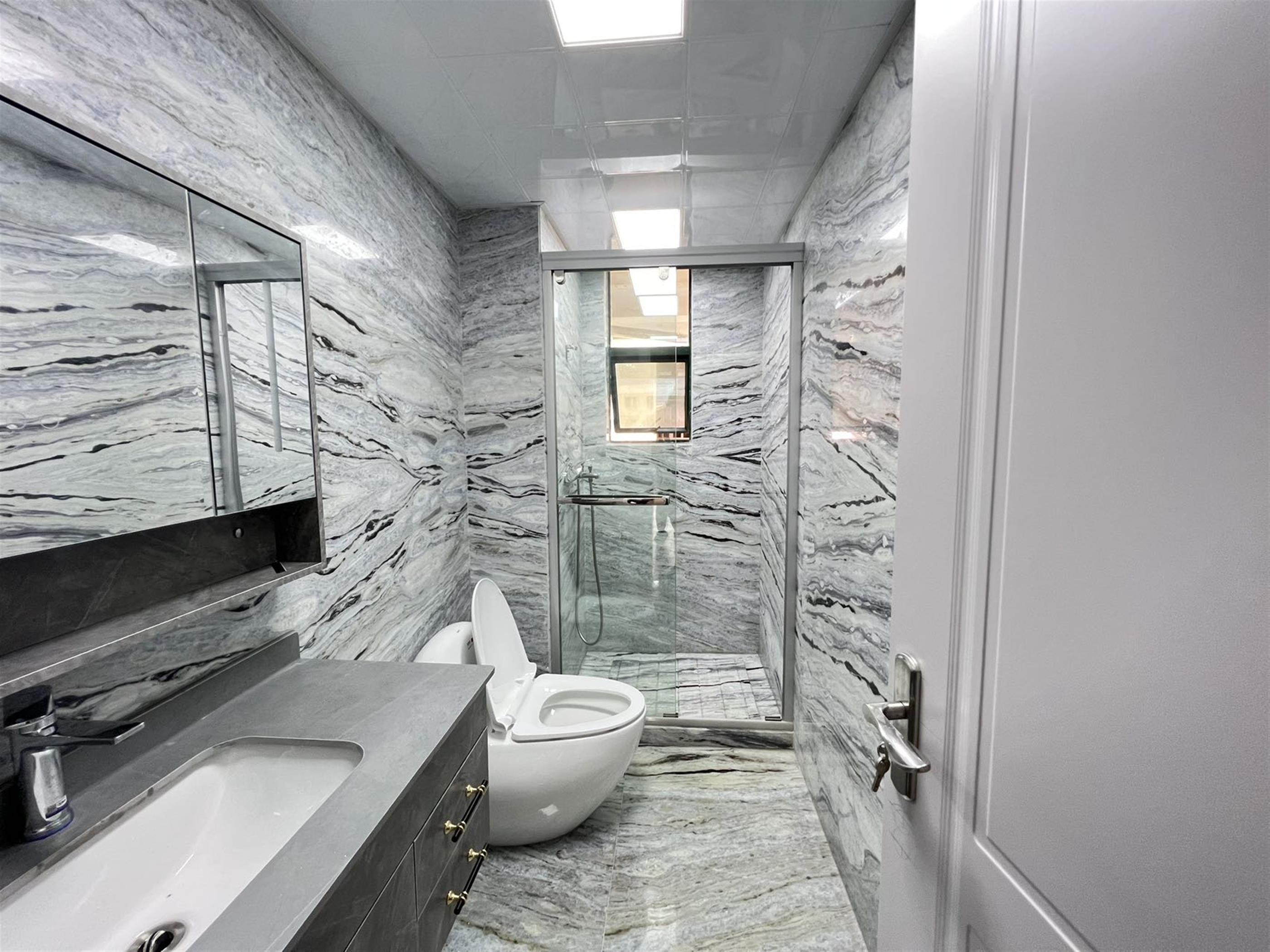 Tiled bathroom Spacious Modern 3BR for Rent in Shanghai’s LuJiaZui Yanlord Gardens