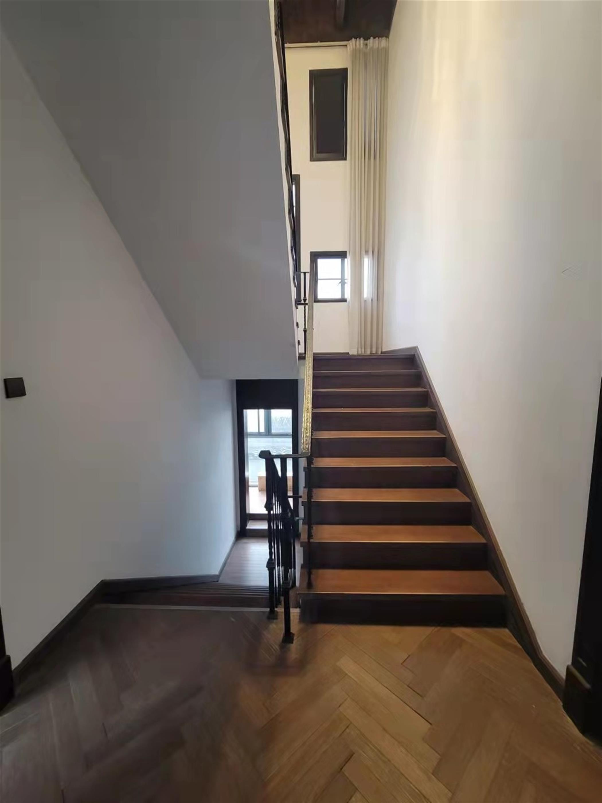  Independent Multi-use 3-floor 8BR Villa for Rent in FFC Shanghai
