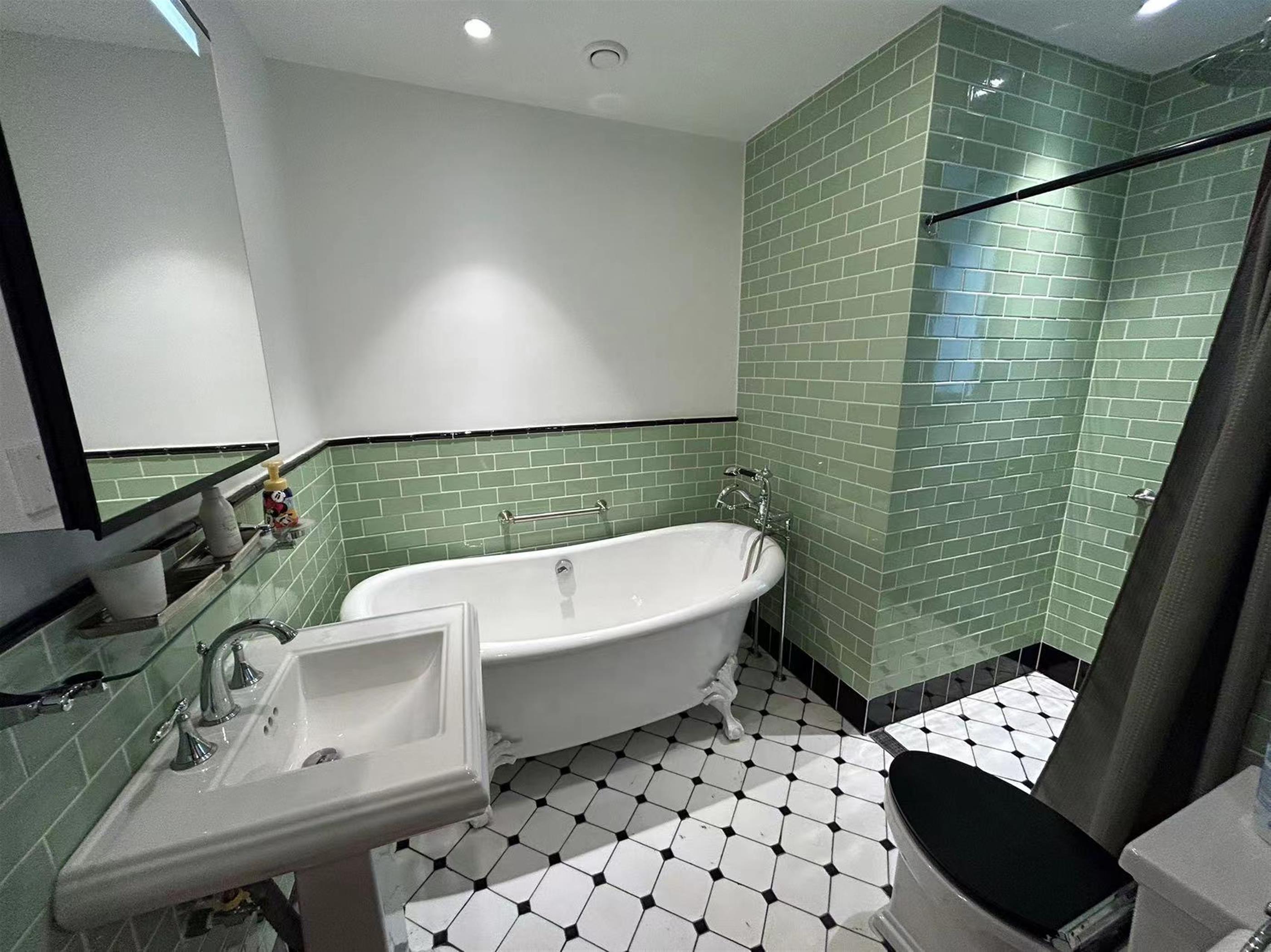 Pretty bathtub Luxury Spacious Modern 3BR Apartment for Rent in Shanghai