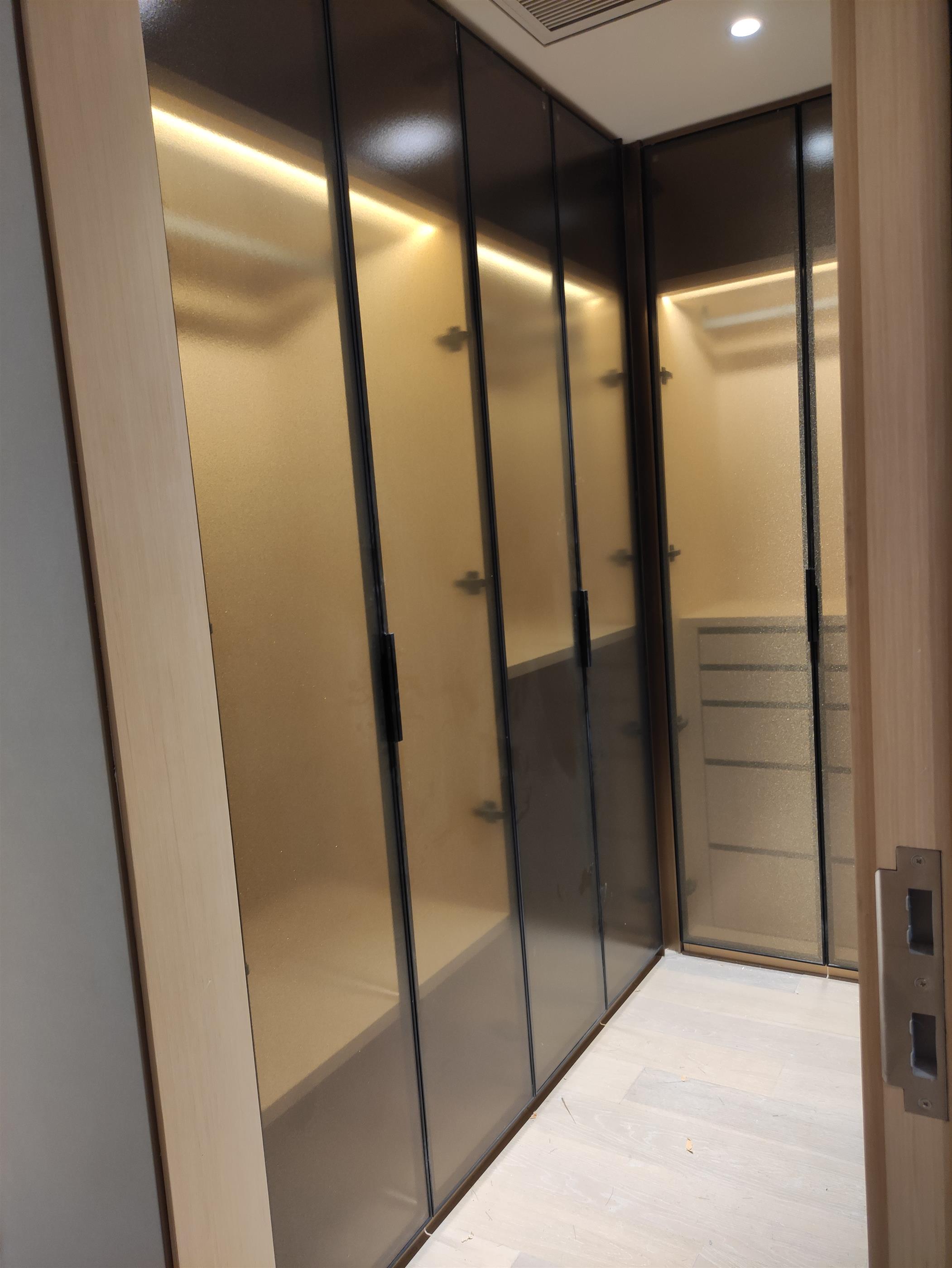 walk-in closet Brand-new High-end 3BR Riverside Apartment for Rent near Shanghai’s Lujiazui