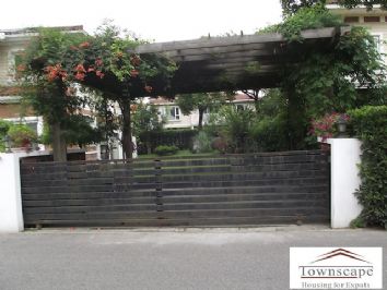 picture 1 Xi jiao Huacheng Villa 300sqm 4bdr 3 bth and Huge garden