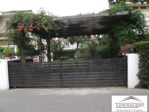 Xi jiao Huacheng Villa 300sqm 4bdr 3 bth and Huge garden