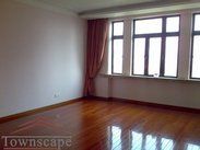 Spacious 3br apt with balcony and high ceiling