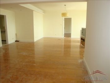 picture 5 Bright and spacious 3BR apt with balcony