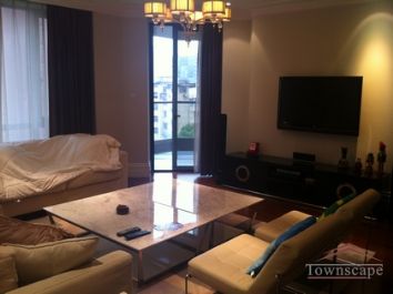 picture 2 Bright 3BR apt with balcony and fantastic design