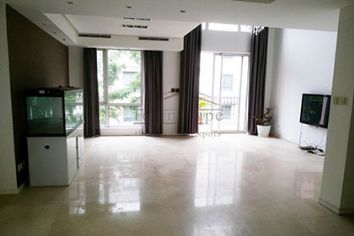 picture 2 Very spacious and bright apartment with staircase