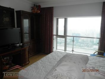 picture 2 3BR apt on 61st floor with Bund view from balcony